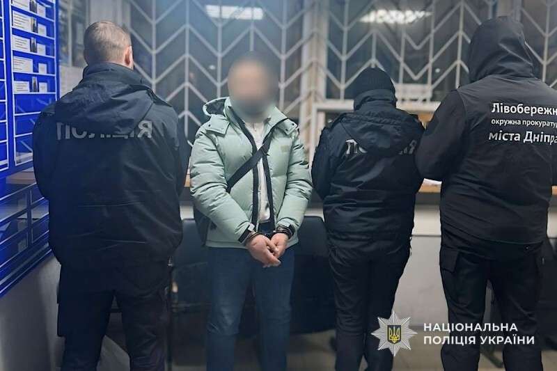 На Дніпропетровщині рецидивіст вимагав гроші за вигаданий борг і ошукав людей на десятки тисяч
У Дніпропетровській області правоохоронці викрили 38-річного жителя Кам’янського, якого підозрюють у шахрайстві та вимаганні грошей за вигаданий борг. Про