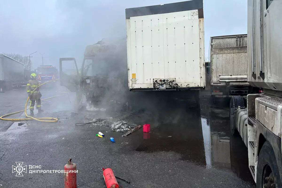 Пожар на авторынке в Днепре 15.02.2026: есть пострадавший