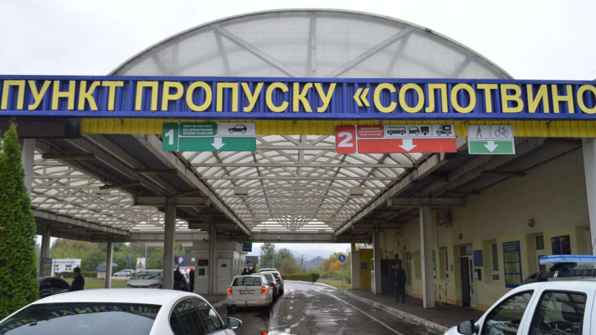 На кордоні з Румунією до квітня діятимуть обмеження: важлива інформація для водіїв
Відсьогодні, 16 лютого, на кордоні з Румунією на кілька місяців запровадять обмеження руху транспорту. Про це повідомляє "Дніпро Оперативний", посилаючись…