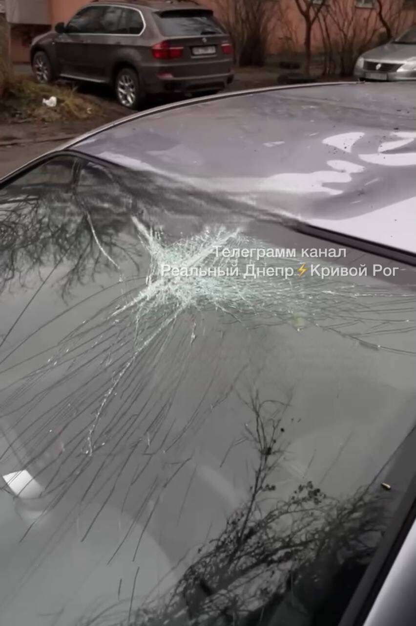 Ненастье бурлит: ветер повалил деревья, заборы и светофоры