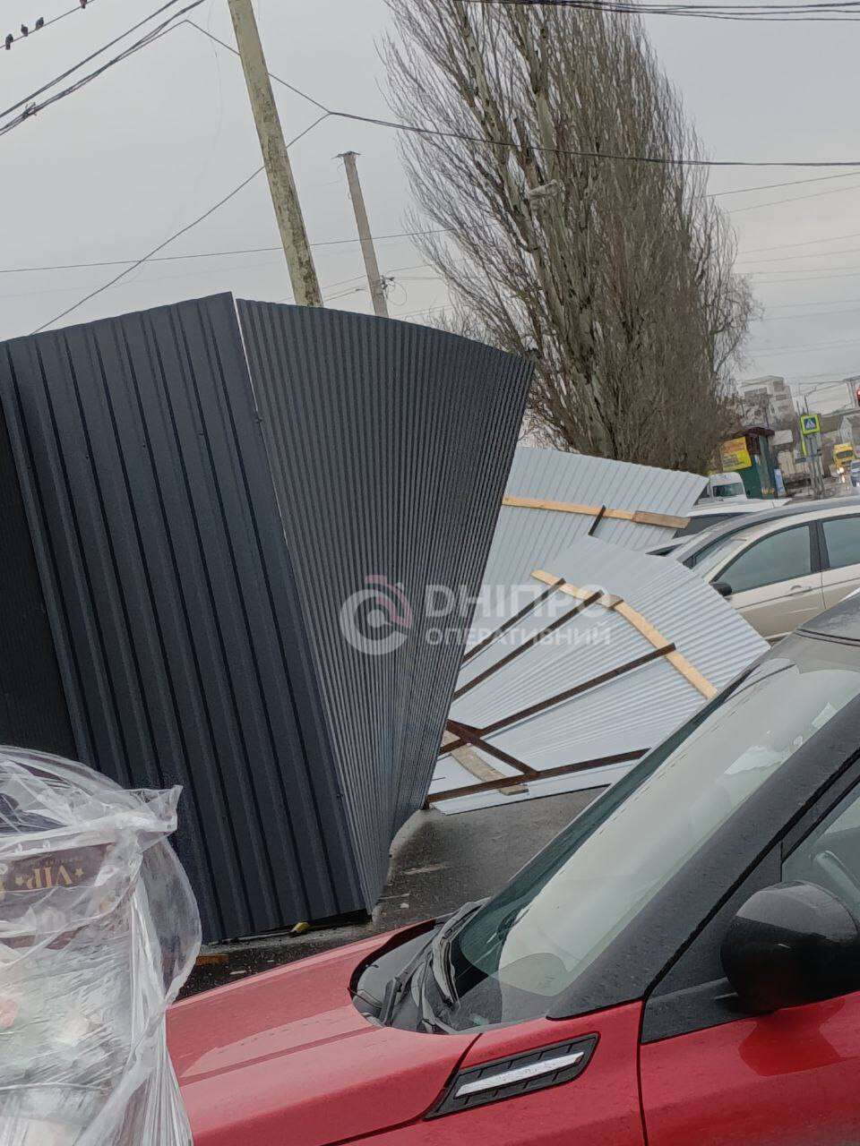 Ненастье бурлит: ветер повалил деревья, заборы и светофоры