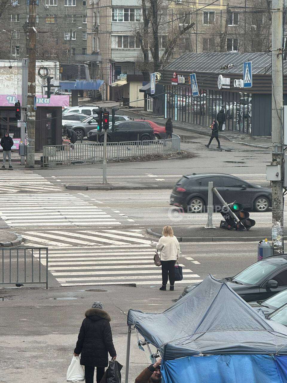 Ненастье бурлит: ветер повалил деревья, заборы и светофоры