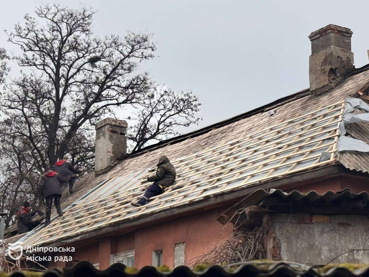 Дніпро відновлюється після обстрілів: триває ремонт у двох будинках