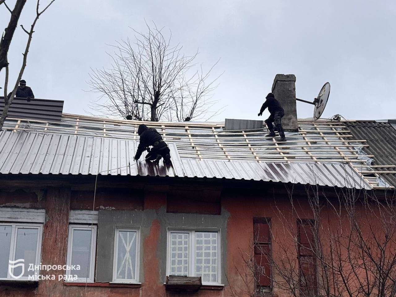Дніпро відновлюється після обстрілів: триває ремонт у двох будинках