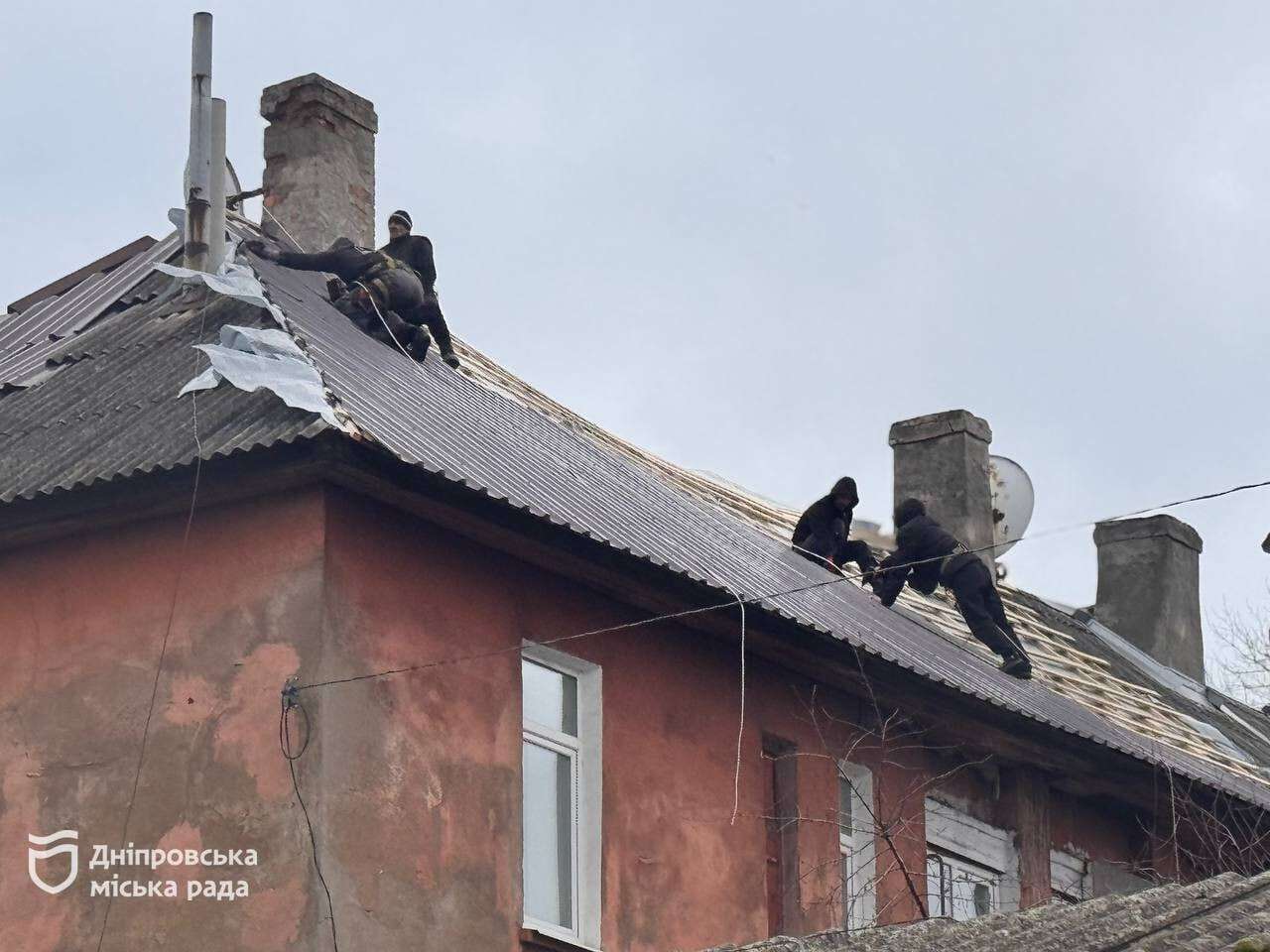 Днепр восстанавливается после обстрелов: продолжается ремонт в двух домах