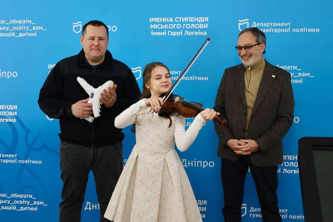 Мэр Днепра Борис Филатов вручил юным скрипачам города сертификаты на выплату стипендии