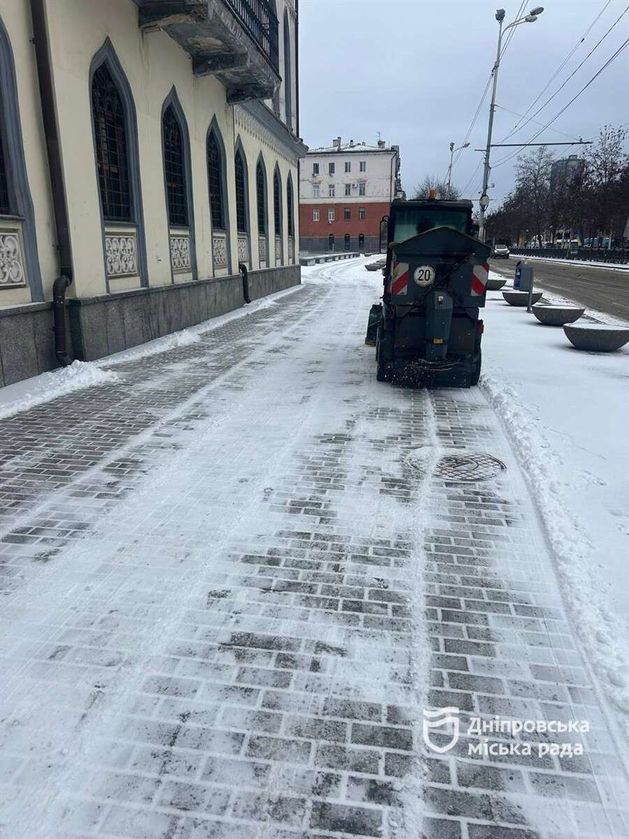 В Днепре уборка дорог