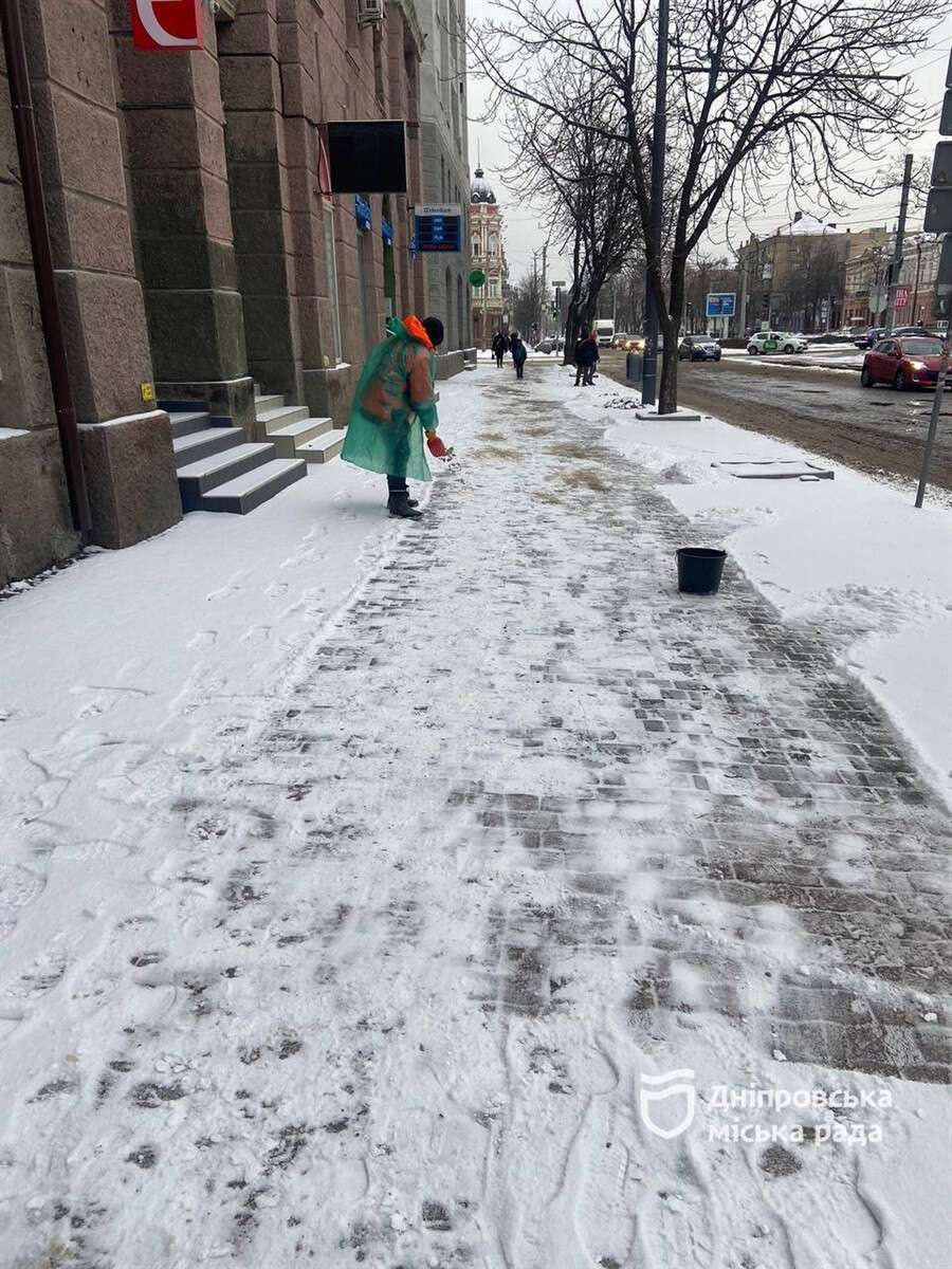 В Днепре уборка дорог