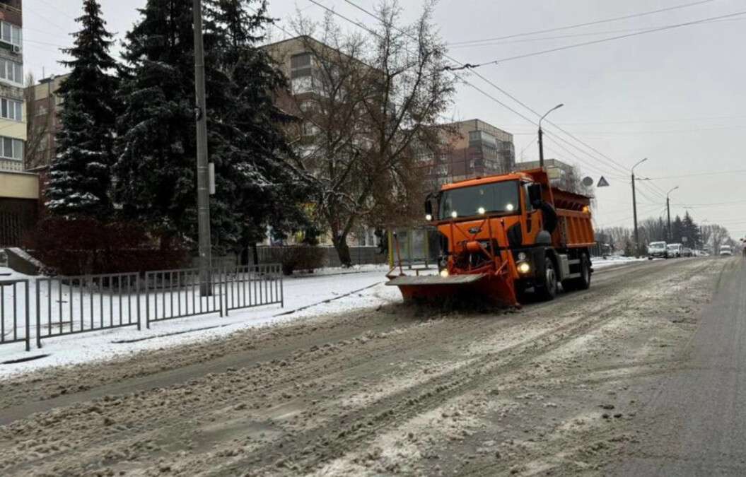 В Днепре из-за непогоды водителей призывают не выезжать без необходимости: на дорогах работает спецтехника