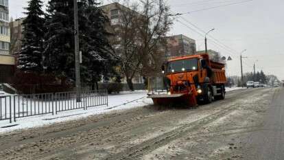 В Днепре из-за непогоды водителей призывают не выезжать без необходимости: на дорогах работает спецтехника