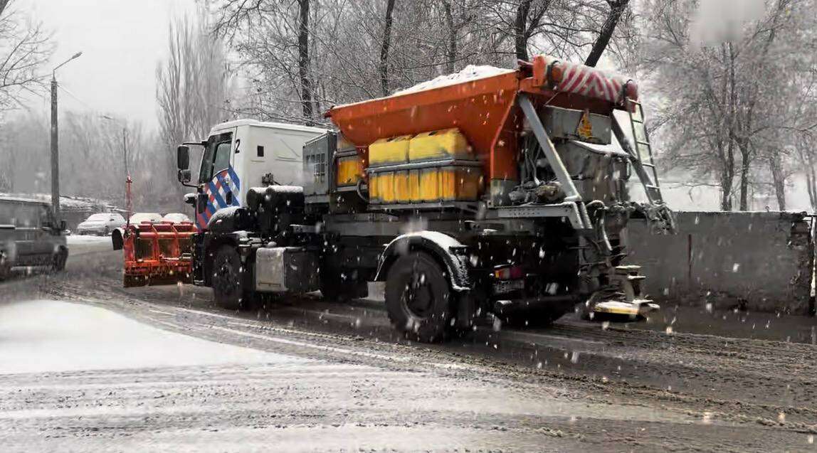 В Днепре из-за непогоды водителей призывают не выезжать без необходимости: на дорогах работает спецтехника