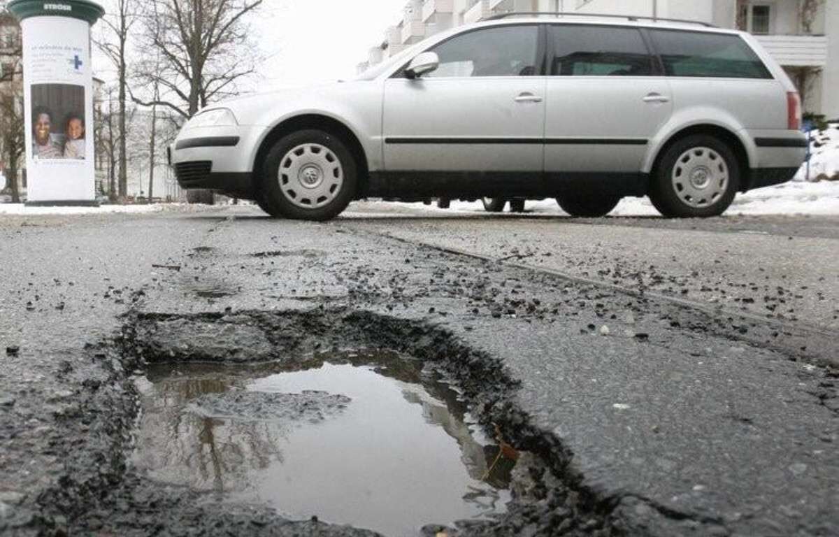 Після морозної зими і Німеччина рахує ями: у критичному стані третина доріг
Поки ми звикли нарікати на вітчизняні автошляхи після кожної відлиги, виявляється, що в Європі справи не кращі. Навіть у зразковій…