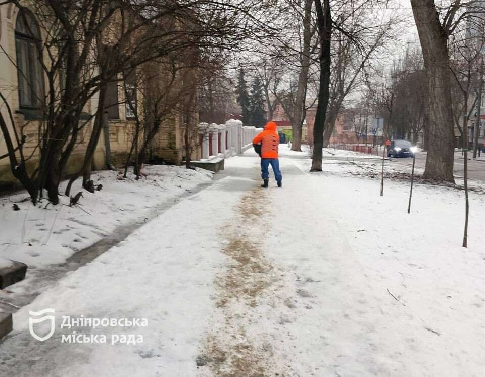 Дороги в Дніпрі 24 лютого: комунальники зночі борються з наслідками негоди