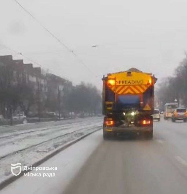 Дороги в Дніпрі 24 лютого: комунальники зночі борються з наслідками негоди