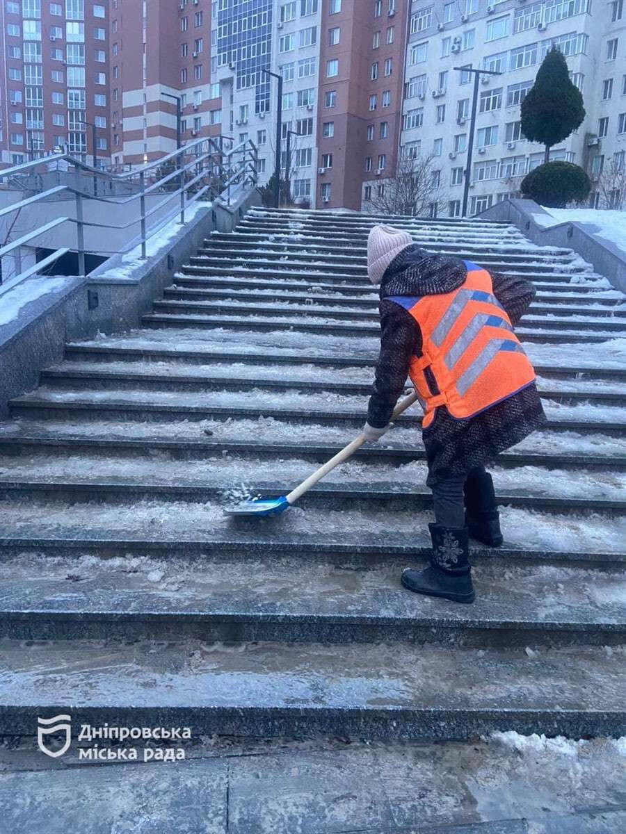 Дороги в Днепре 24 февраля: коммунальщики с ночи борются с последствиями непогоды