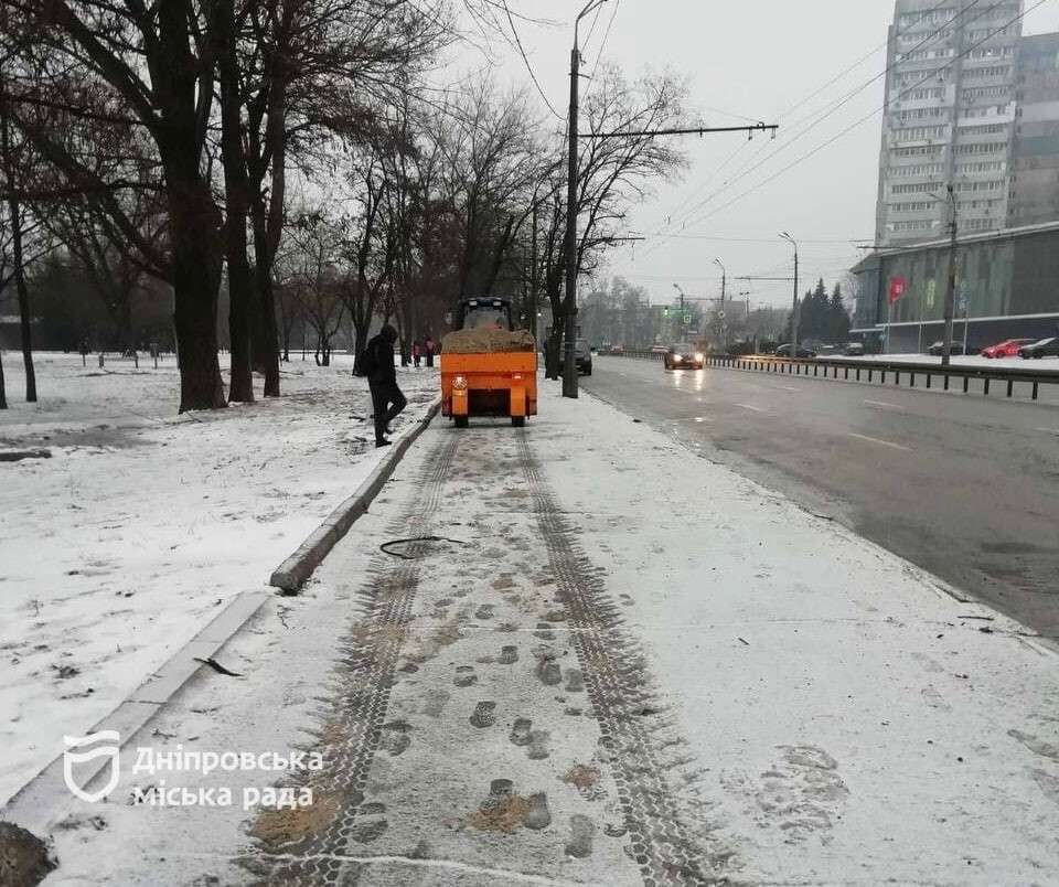 Дороги в Днепре 24 февраля: коммунальщики с ночи борются с последствиями непогоды