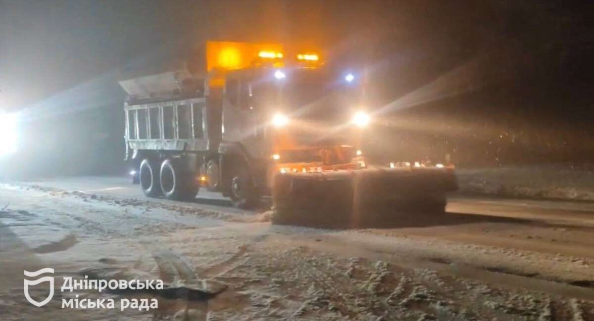 У Дніпрі з ночі розчищають дороги та тротуари від снігу: працюють сотні комунальників
