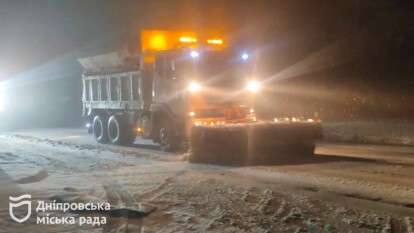 У Дніпрі з ночі розчищають дороги та тротуари від снігу: працюють сотні комунальників