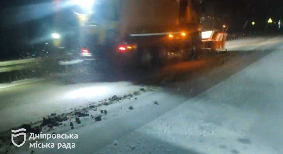 У Дніпрі з ночі розчищають дороги та тротуари від снігу: працюють сотні комунальників
