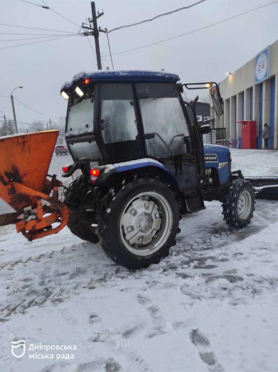 У Дніпрі з ночі розчищають дороги та тротуари від снігу: працюють сотні комунальників