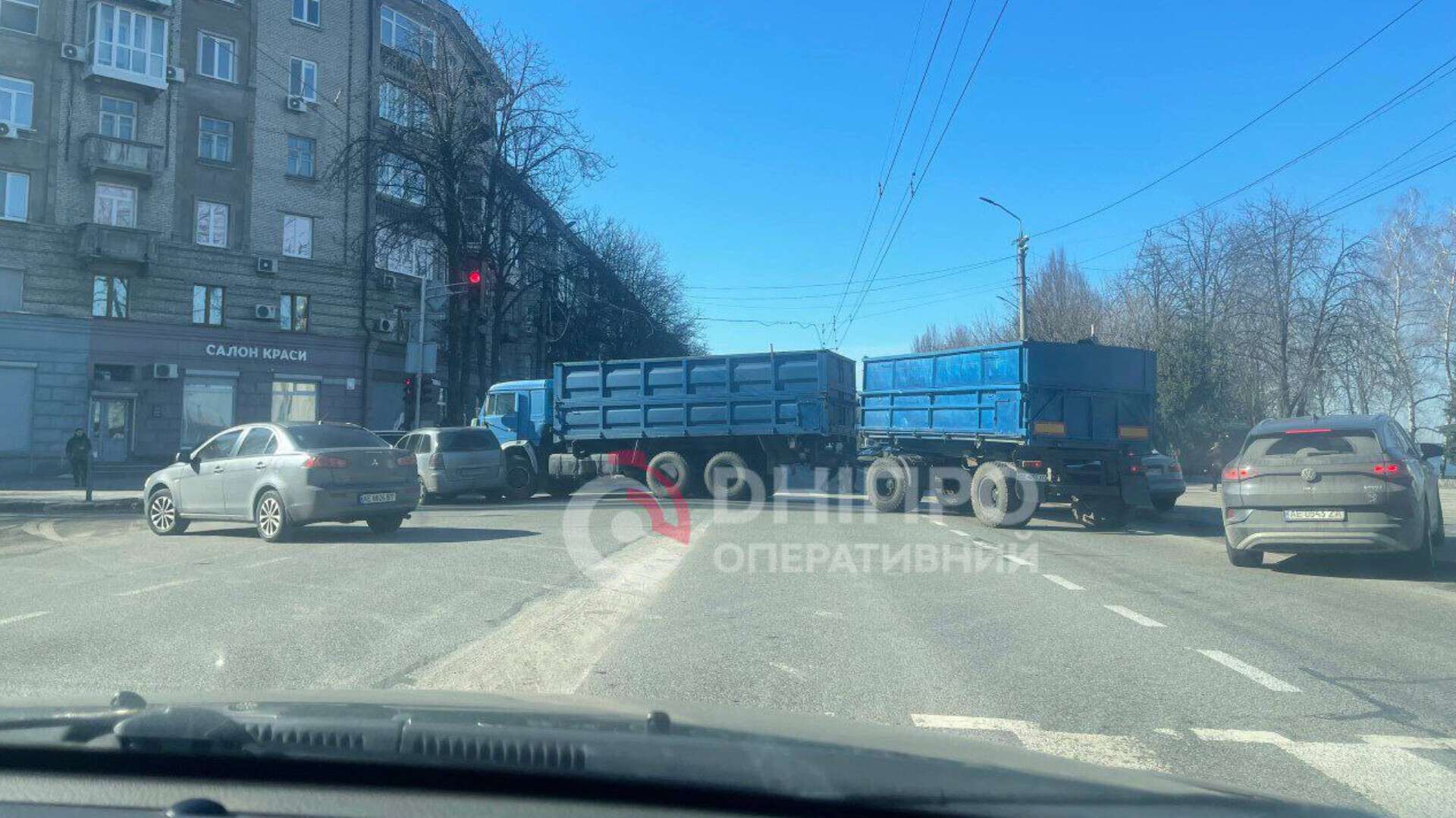У Дніпрі на Січеславській Набережній ДТП паралізувало рух: відео моменту
У Дніпрі на Січеславській Набережній внаслідок дорожньо-транспортної пригоди повністю паралізувало рух транспорту. Про це повідомляє "Дніпро Оперативний". 
Згідно із записом,…