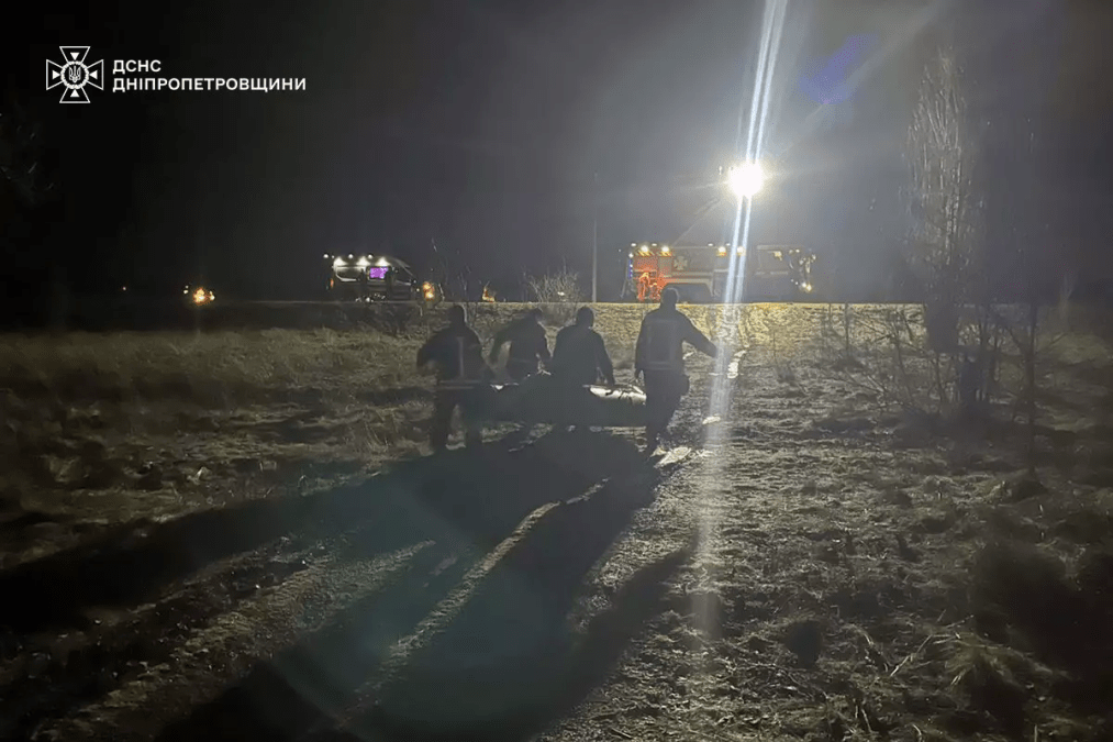 На Дніпропетровщині рятувальники витягли двох підлітків із пастки на кризі
