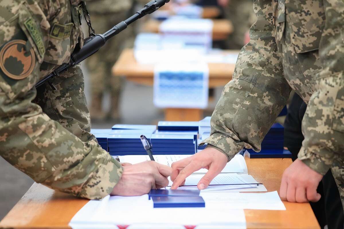 Служба з визначеним терміном: в Україні анонсували реформу контрактів
В Україні готують масштабні зміни у системі військової служби, які мають забезпечити військовослужбовцям чітко визначені терміни перебування в армії та…
