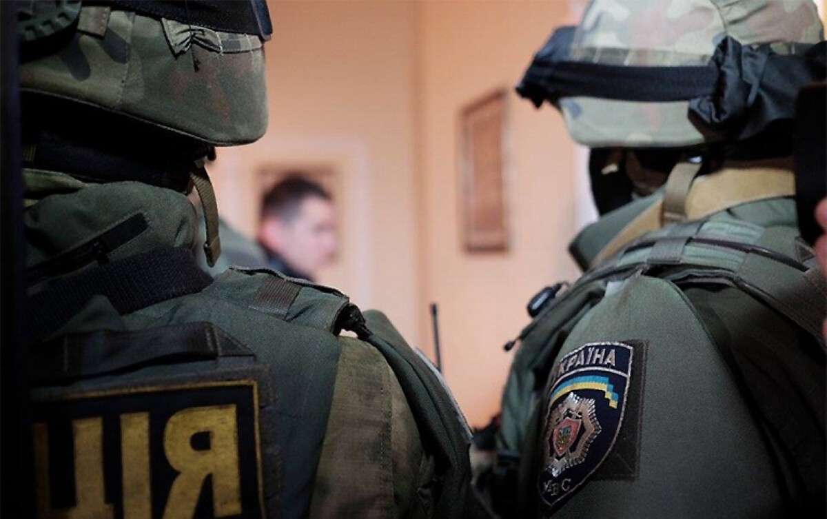 Як поводитися під час обшуку: права та обов’язки
Обшук є однією з найсерйозніших слідчих дій, яка може проводитися у житлі, офісі чи іншому володінні особи в межах кримінального…