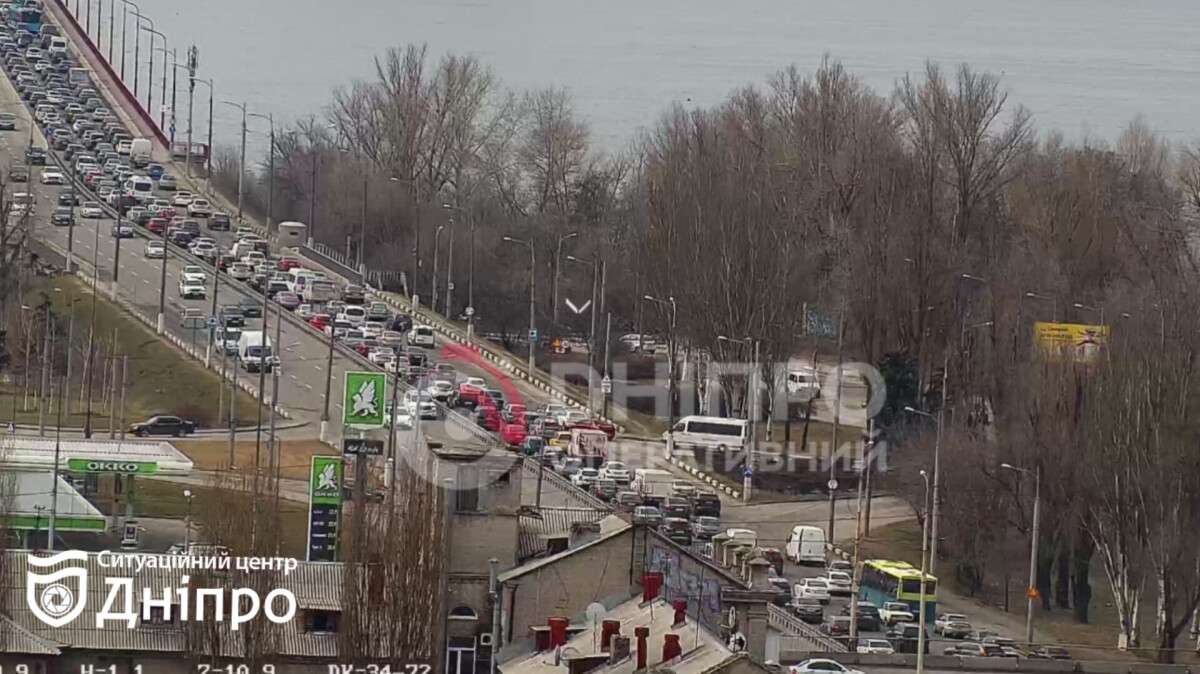 Масштабний затор по просп. Слобожанському утворився вранці 4 березня: що відомо