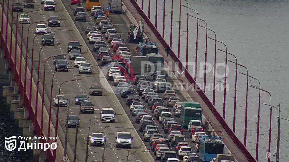 Масштабний затор по просп. Слобожанському утворився вранці 4 березня: що відомо