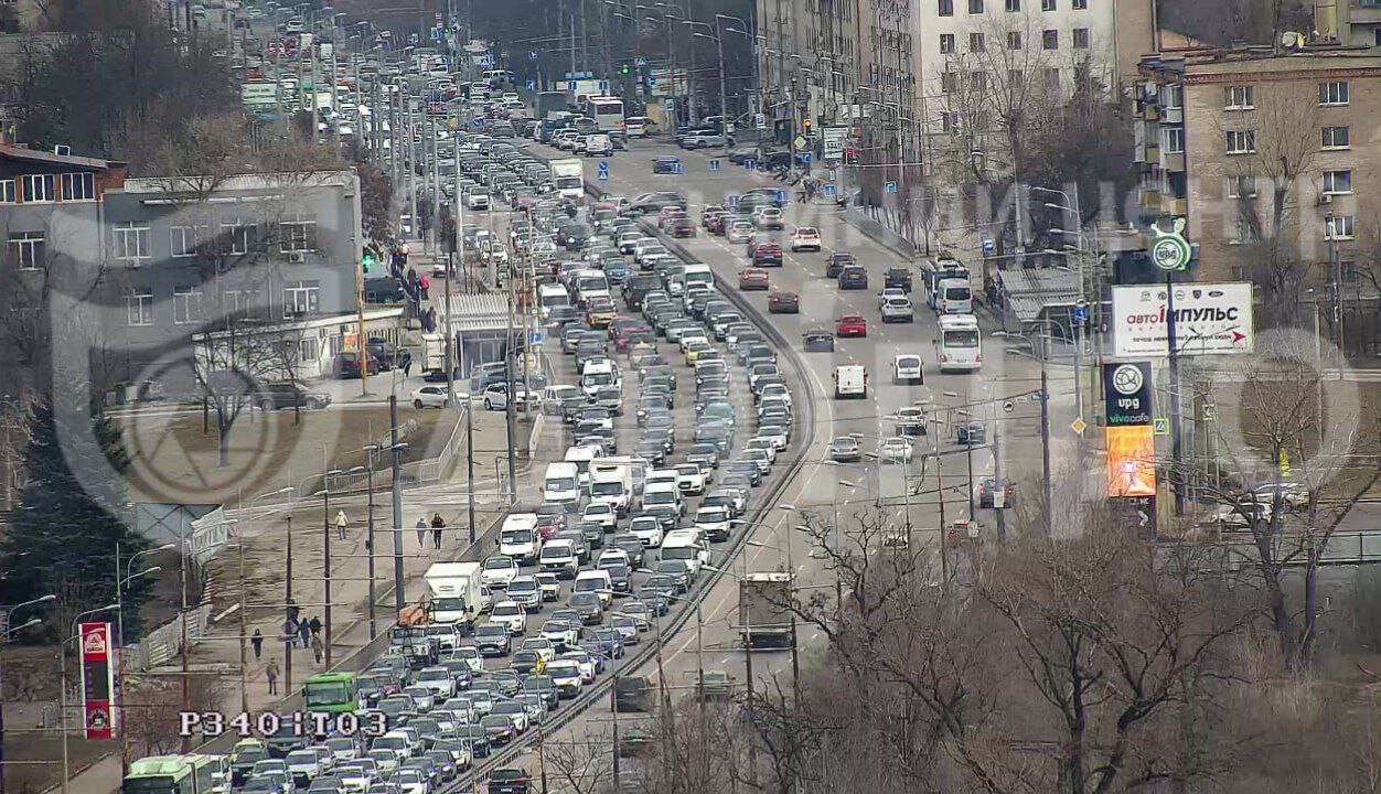 Масштабная пробка по просп. Слобожанскому образовалась утром 4 марта: что известно