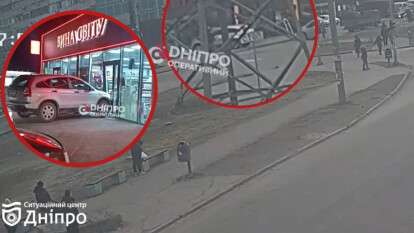 Авто въехало в магазин и сбило женщину с ребенком на Донецком шоссе 4 марта