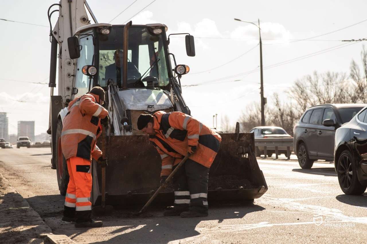 В Днепре стартовал сезон ремонта дорог: где уже ликвидируют ямы