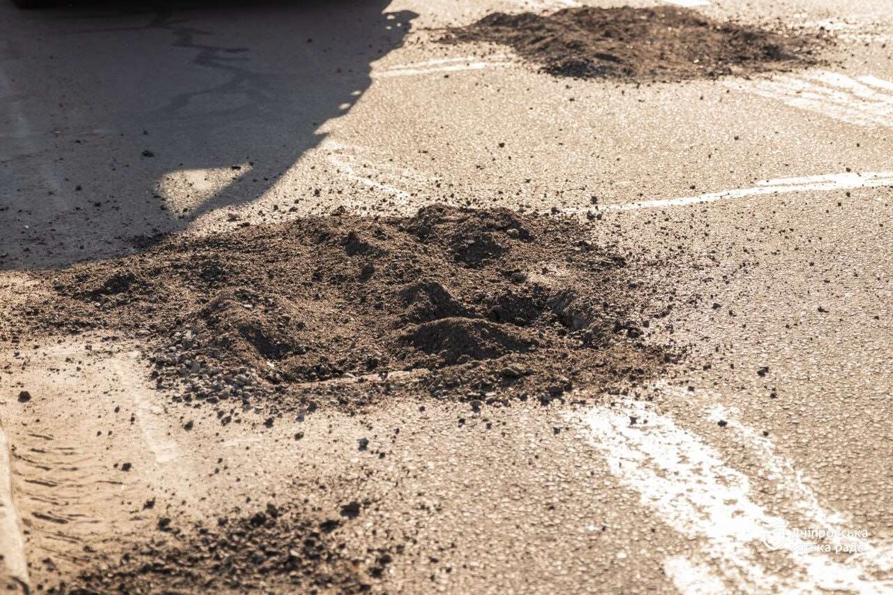 В Днепре стартовал сезон ремонта дорог: где уже ликвидируют ямы