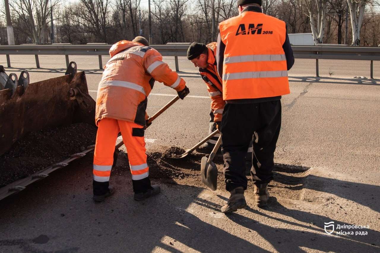 У Дніпрі стартував сезон ремонту доріг: де вже ліквідовують ями