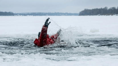 Под Днепром спасали рыбака, который провалился под лёд