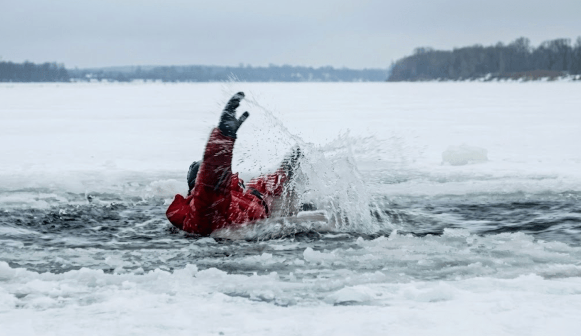 Під Дніпром рятували рибалку, який провалився під кригу