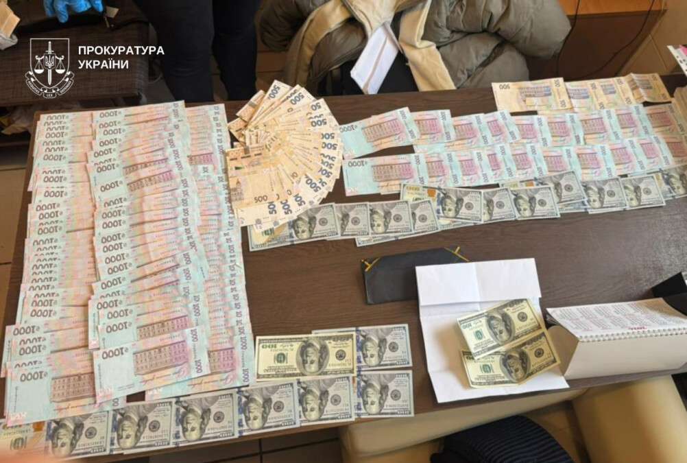 4,5 тисячі доларів за “інвалідність”: на Дніпропетровщині викрили трьох працівників лікарні