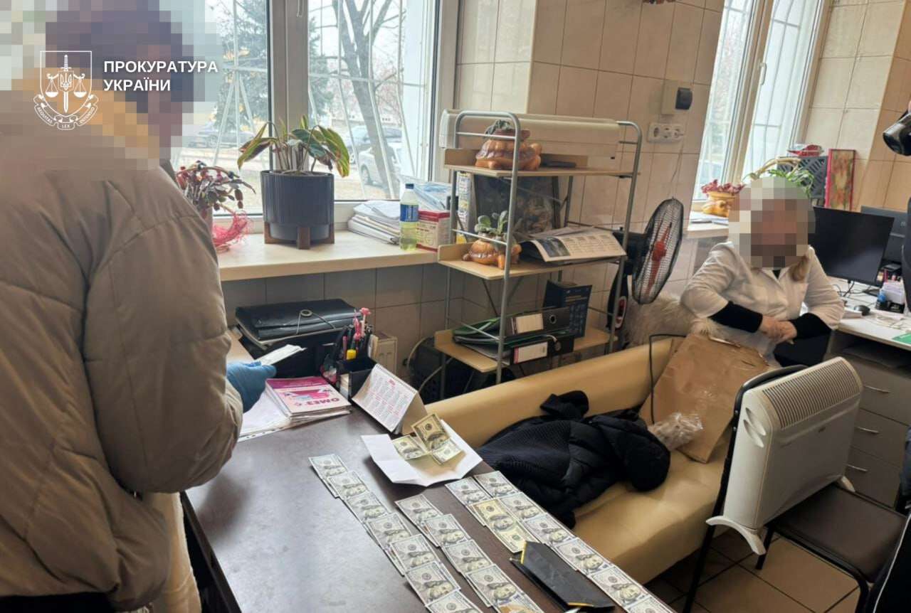 4,5 тисячі доларів за &ldquo;інвалідність&rdquo;: на Дніпропетровщині викрили трьох працівників лікарні