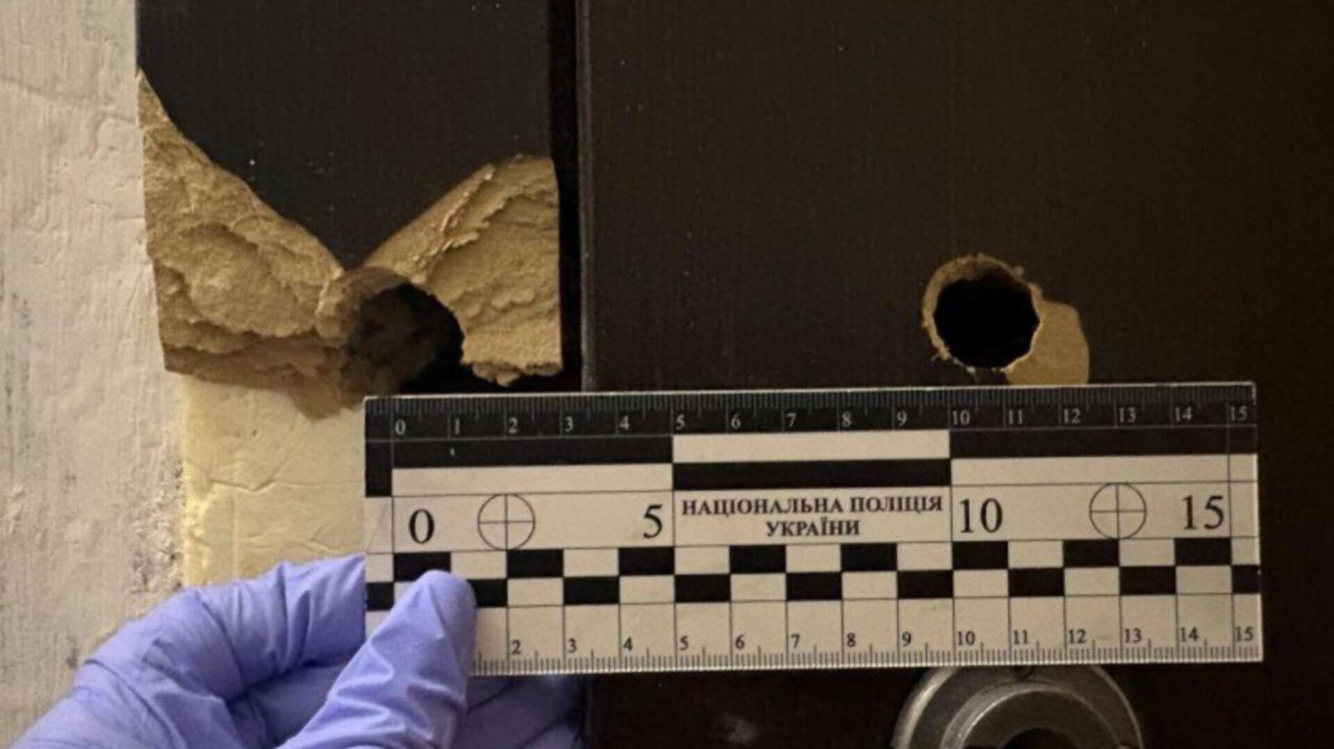 На Дніпропетровщині чоловік влаштував стрілянину в під'їзді багатоповерхівки
У Павлограді конфлікт сусідів завершився стріляниною в під'їзді житлового будинку. Про це повідомляє "Дніпро Оперативний", посилаючись на пресслужбу ГУ Нацполіції…