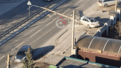 ДТП на просп. Науки 08.03.2026: авто снесло столб - видео и подробности