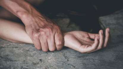 Выбил дверь и напал ночью: на Днепропетровщине задержали подозреваемого в изнасиловании женщины