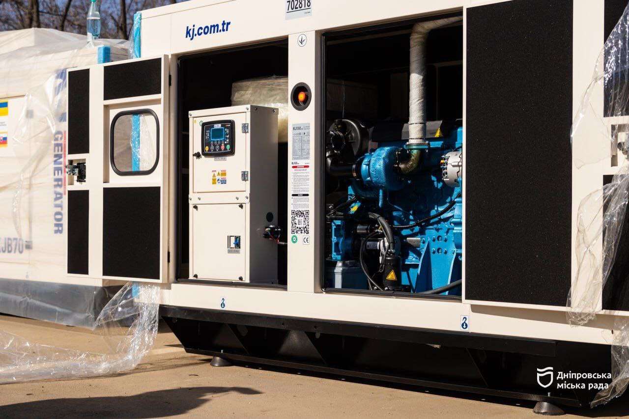 36 генераторів для котелень: Дніпро отримав допомогу від Гуманітарного фонду Притули
Гуманітарний фонд Сергія Притули передав Дніпру 36 генераторів, які допоможуть забезпечити стабільну роботу об’єктів критичної інфраструктури під час наступної зими