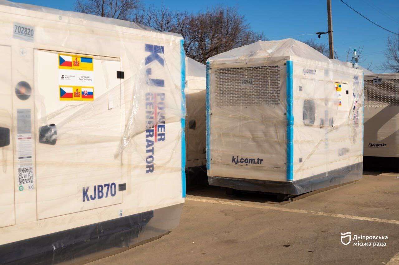 Днепр получил помощь от Гуманитарного фонда Притулы: 36 генераторов для котельных