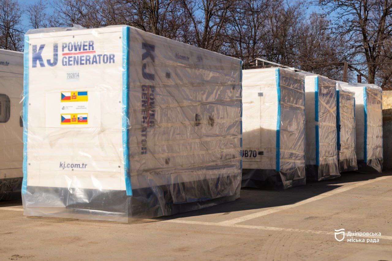 Днепр получил помощь от Гуманитарного фонда Притулы: 36 генераторов для котельных