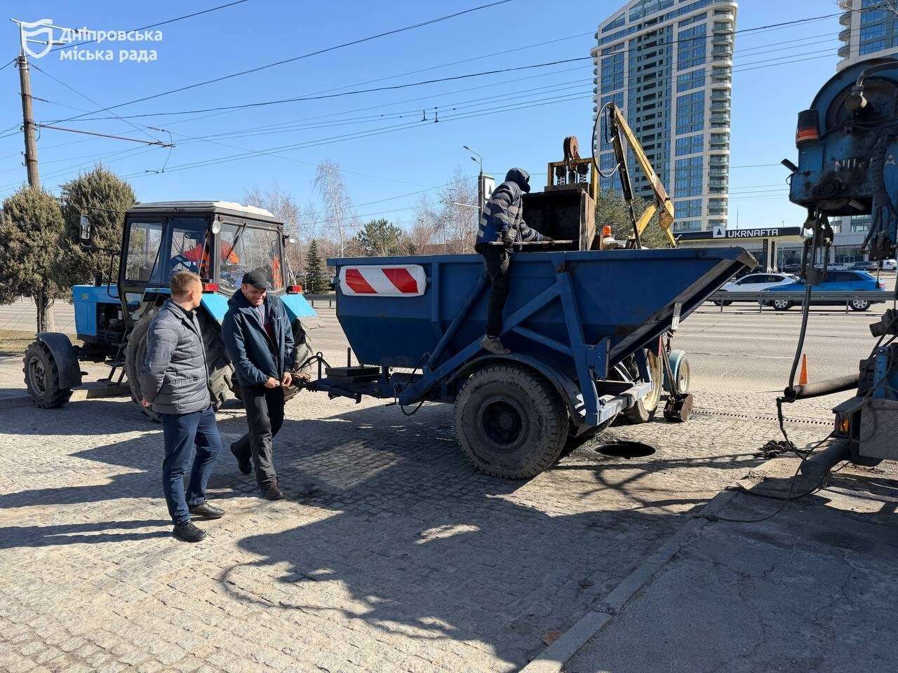 Прибирання доріг у Дніпрі