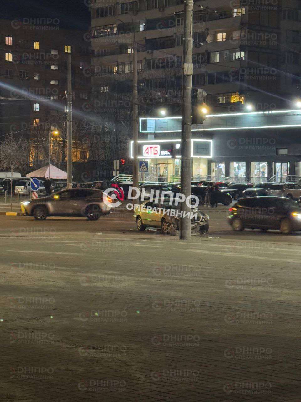 ДТП на просп. Героїв 15.03 - після зіткнення з Mercedes Nissan влетів у мотоцикл