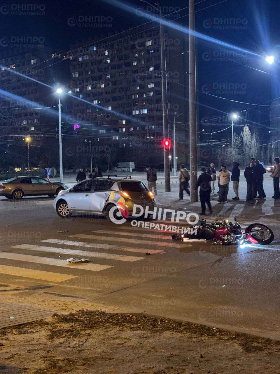 ДТП на просп. Героев 15.03 &mdash; после столкновения с Mercedes Nissan влетел в мотоцикл