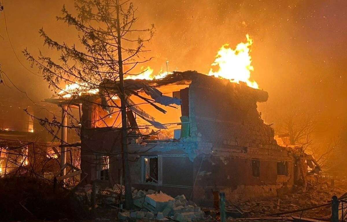Ворожі БпЛА, авіабомби та артилерія атакували Дніпропетровщину: як минула ніч на 17 березня
У ніч на вівторок, 17 березня, ворог атакував три райони Дніпропетровщини безпілотниками, артилерією та авіабомбами. Двоє людей дістали поранень. Про…