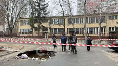 Мусоровоз провалился в коллектор на Набережной Победы в Днепре: без воды два дома и детсад